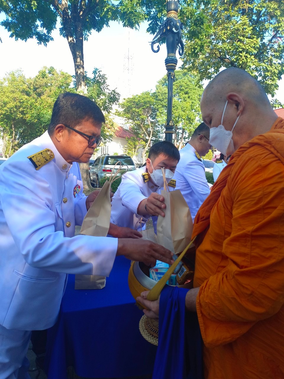 title - ร่วมพิธีเจริญพระพุทธมนต์ พิธีทำบุญตัตกบาตรถวายพระราชกุศล และพิธีวางพุ่มดอกไม้และถวายราชสดุดี เนื่องในวัน 
